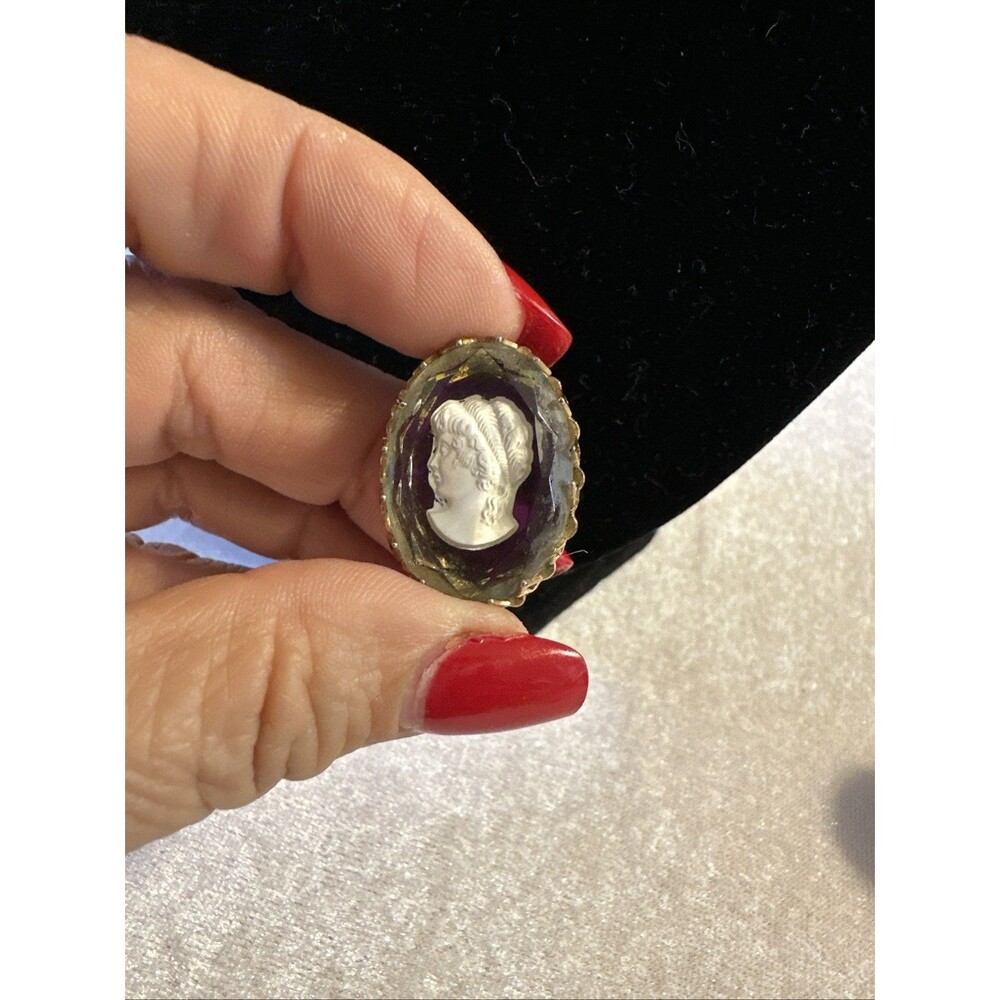 Vintage Gold Tone  Cameo Pendant Glass